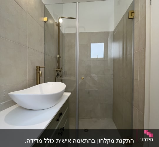 חדר אמבטיה עם מקלחון וכיור מודרני